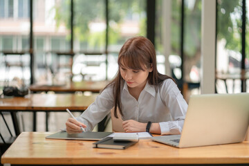 Leinwandbilder - Business women use tablets to write work plans