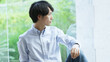 © polkadot - 考えごとをする若い男性