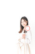 © maroke - 丸印を示す若い女性