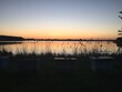 Piękny widok nad jeziorem. Zachód słońca, czas na relaks i odpoczynek.