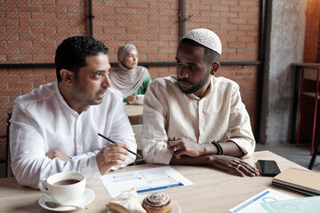 Poster - Businessmen Discussing Chart in Cafe