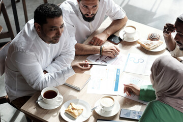 Canvas Print - Discussing Report In Cafe