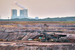 Der Großtagebau Vereinigtes Schleenhain der Mitteldeutsche Braunkohlengesellschaft mbH MIBRAG bei Deutzen. Im Hintergrund ist das  Kraftwerk Lippendorf der LEAG und EnBW zu sehen.