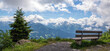 Sitzplatz mit Aussicht- Bank in den Zillertaler Alpen/Tuxer Alpen mit Panoramablick auf schneebedeckte Gipfel, Tirol, Österreich im Sommer