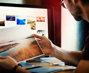 Fototapete - A man editing photos on a acomputer