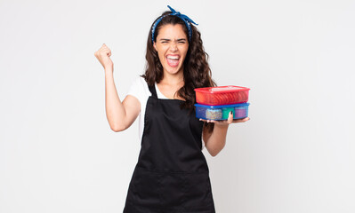 Canvas Print - pretty woman shouting aggressively with an angry expression and holding tupperwares with food