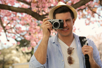 Canvas Print - Tourist taking picture on beautiful city street