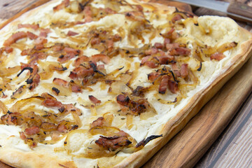 Wall Mural - tarte flambée sur une planche à découper