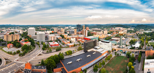 Fototapete - Aerial panorama of Knoxville, Tennessee skyline on a late sunny afternoon, viewed from above Worlds Fair Park. Knoxville is the county seat of Knox County in the U.S. state of Tennessee.