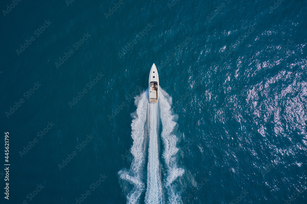 Speedboat wave speed water. Speed boat faster movement on the water top view. Speedboat movement on the water. Large white boat driving on dark water. Speedboat on blue water aerial view. - obrazy, fototapety, plakaty 