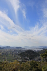 Poster - 青空の下の、海沿いで、田畑と小山が多い地域の俯瞰風景