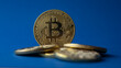 Bitcoin Münzen vor blauem Hintergrund