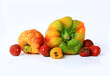 Altes verschrumpeltes Obst und Gemüse, Tomaten, Paprika und Apfel auf einem weißen Untergrund 