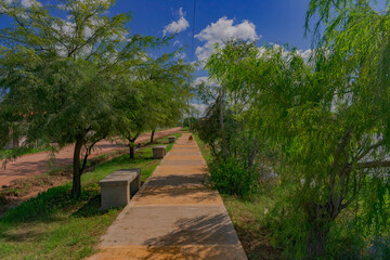  parque al aire libre con lugar para sentarse al costado de una laguna artificial, Castelli - Chaco - Argentina