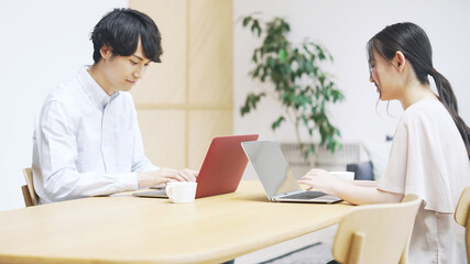 Poster - 部屋でパソコンを使う男女