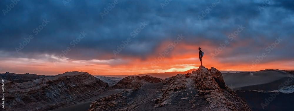Tourist watching the sunset at the Valle de la Luna, Atacama desert, Chile - obrazy, fototapety, plakaty 