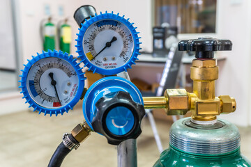 the oxygen meter is attached to the measuring tank and the adjusting head.
