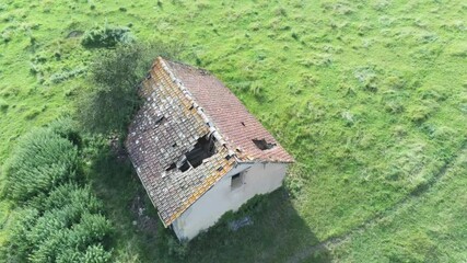 Poster - Maison en ruine dans un champ, vue aérienne, Bourgogne