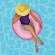 Młoda kobieta relaksująca się na w wodzie. Widok z góry szczupłej dziewczyny w stroju kąpielowym i kapeluszu na różowym dmuchanym kole w dużym basenie. Letnia wakacyjna ilustracja wektorowa.
