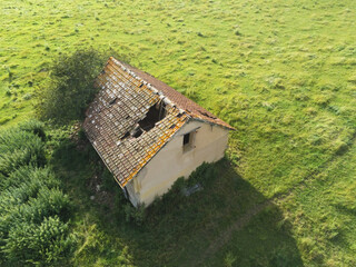 Canvas Print - Maison en ruine dans un champ, vue aérienne, Bourgogne