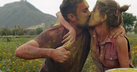 Poster - Kissing Spanish couple is attending the Holi, festival of Love