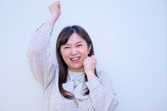 	画面に向かって応援する女性