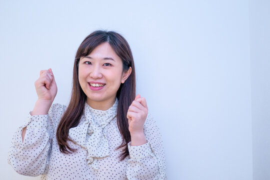	画面に向かって応援する女性