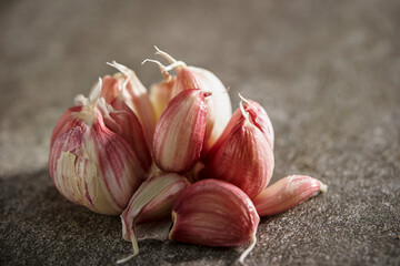 Wall Mural - fresh garlic on dark background 