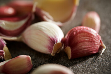 Wall Mural - fresh garlic on dark background 