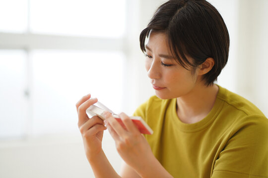 単語帳を使って勉強する女性