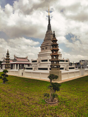 Canvas Print - Vertical shot of the Balinese temple with cloudy sky in the background