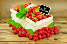 Frische Erdbeeren Und Himbeeren Zum Selbstpflücken Mit Label
