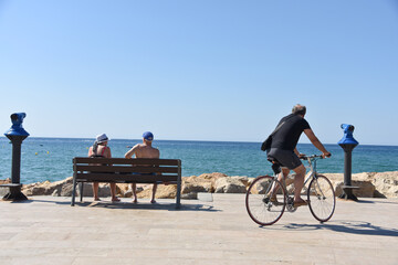 Sticker - vieux âge pension retraite vacances plages mer Espagne océan seniors vélo 