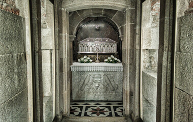 urna con los restos del apóstol santiago en la catedral de santiago de compostela, españa