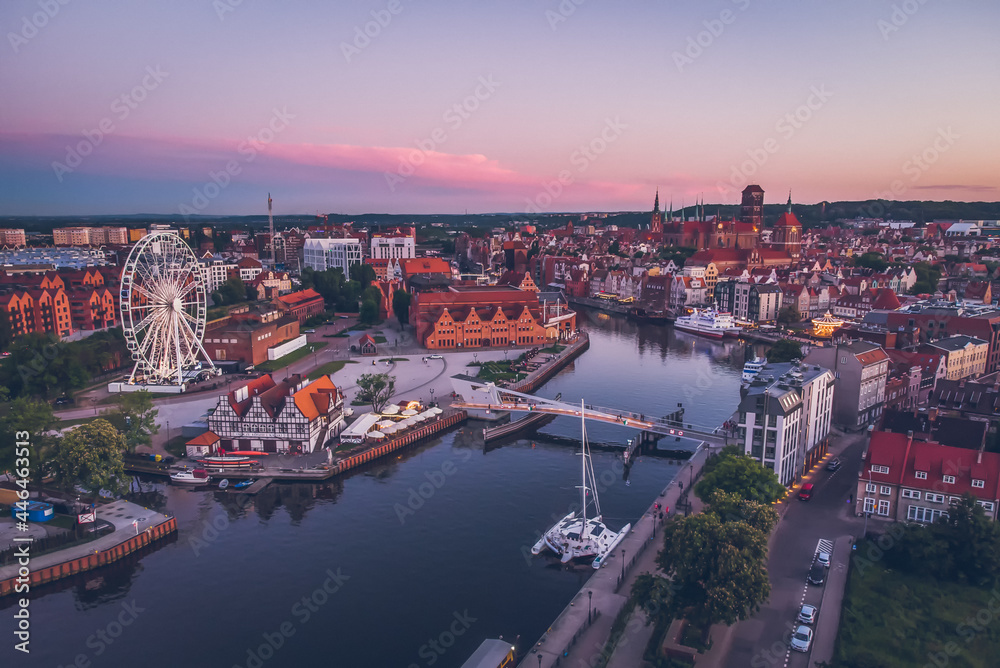 Panorama Gdańska o zachodzie słońca - obrazy, fototapety, plakaty 