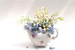 Antike Kännchen als Vase mit  Maiglöckchen und Vergissmeinnicht Blumen,
