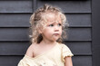enfant fille de deux ans, les cheveux blonds et bouclés