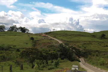 Carretera en medio de la naturaleza en el campo colombiano 