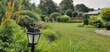 Wspaniały zadbany ogród z piękną zielenią traw i roślin ozdobnych