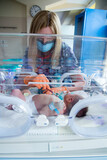 Fototapeta  - Noworodek w inkubatorze na oddziale neonatologii. Intensywna terapia. 