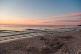 Fototapeta Na ścianę - Zachód słońca na plaży w Kołobrzegu.