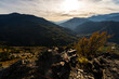 © carles - imagen de las montañas con la primera luz del día, con el cielo nublado, y los colores de otoño