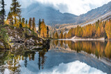 Fototapeta Las - Lago de Federa, no outono, está localizado na Cortina D'Ampezzo, nas Dolomitas, Itália, Europa. As imagens são verdadeiros cartões postais.