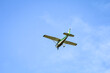 Ein grünes Kleinflugzeug nähert sich im Landeanflug.