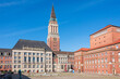Kiel, Himmlische Ruhe am Rathausplatz mit Rathaus und Opernhaus früh am  Morgen
