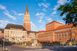 Kiel. Rathausplatz mit altem Rathaus und Opernhaus am frühen Morgen nach Sonnenaufgang