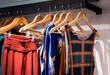 © FFernandes - Arara de loja de roupas femininas em moda casual