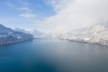 Wall Mural - Tolle Aussicht über den Walensee im Kanton Glarus. Winterwunderland in der Schönen Schweiz. Alles ist schneebedeckt.