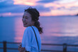 © peach100 - 夕暮れの海にいる女性