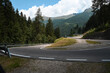 strada di montagna passo alpino tornante rally guidare sicurezza stradale curva asfalto 